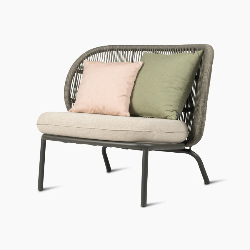 Fauteuil de jardin Vincent Sheppard KODO, couleur Fossil Grey, avec corde en polypropylène et deux coussins