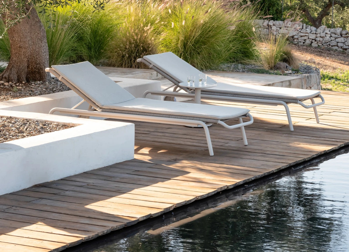 Bain de soleil KODO de Vincent Sheppard, couleur Dune White, au bord de la piscine