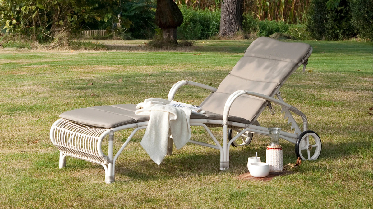 Vincent Sheppard LUCY Sun Lounger Made of Woven Polyethylene in the Garden