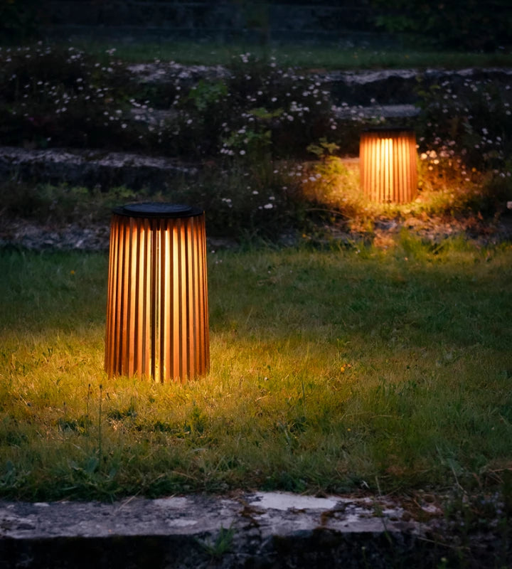Lampe Outdoor MAYA de Vincent Sheppard avec panneau solaire dans le jardin