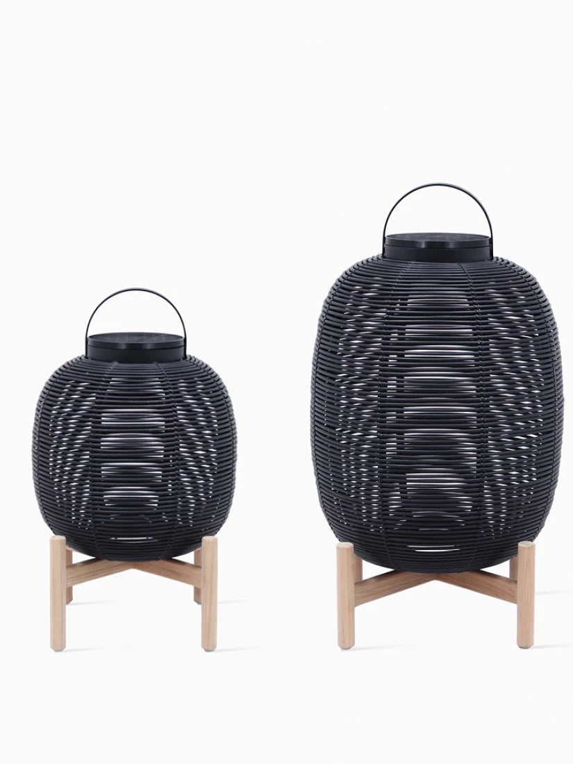Lanterne Outdoor Vincent Sheppard TIKA avec socle en teck et corps tressé, couleur noire