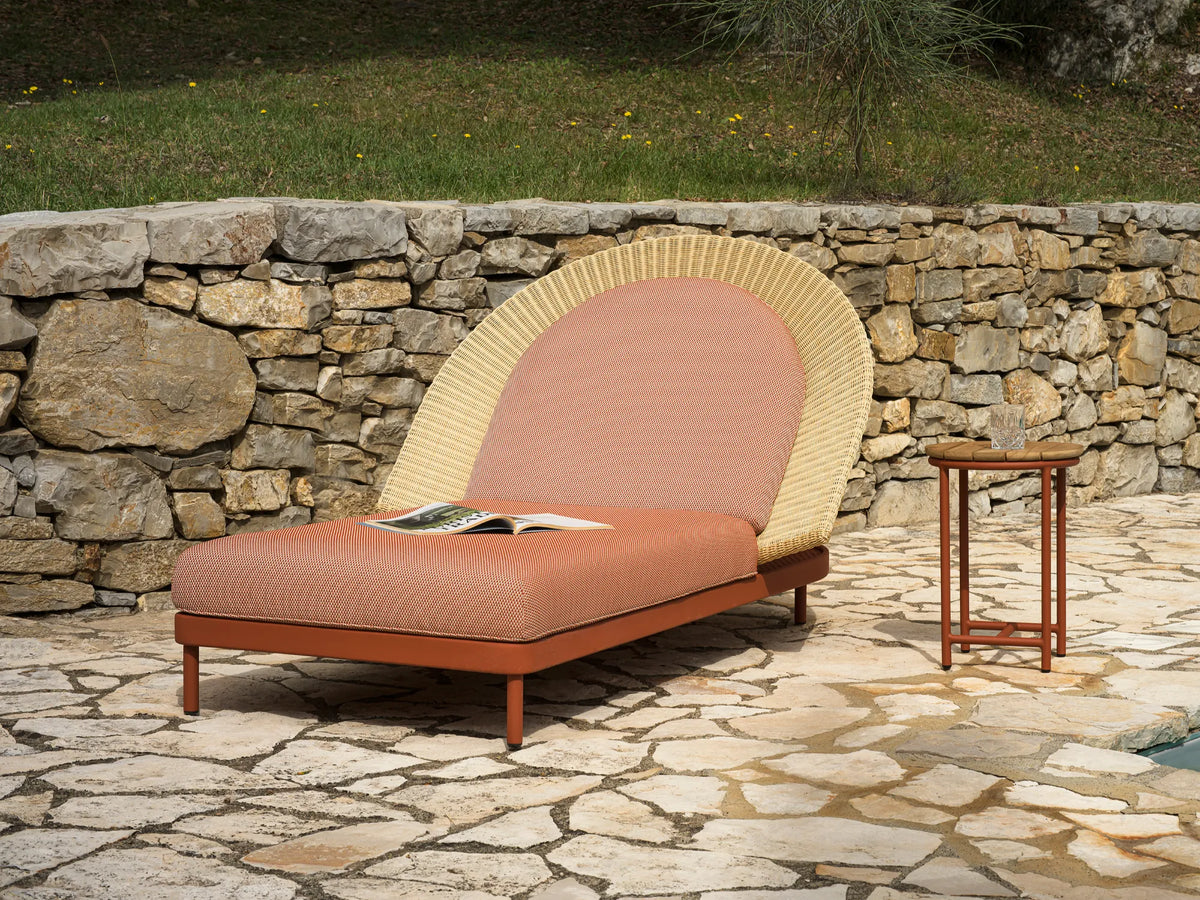 Table d'appoint Vincent Sheppard WICKED avec piètement couleur terre cuite sur la terrasse.