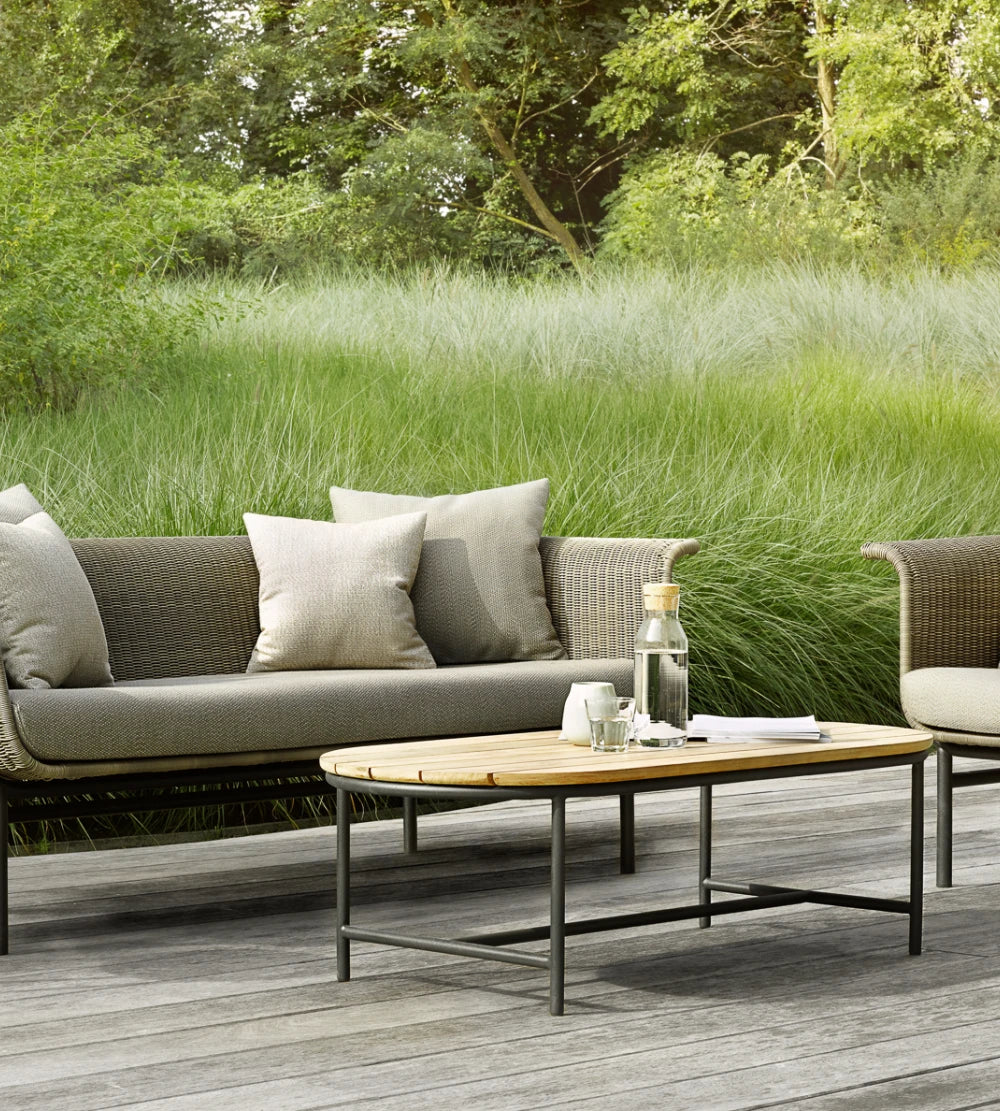 Table basse Vincent Sheppard WICKED avec piètement noir sur la terrasse