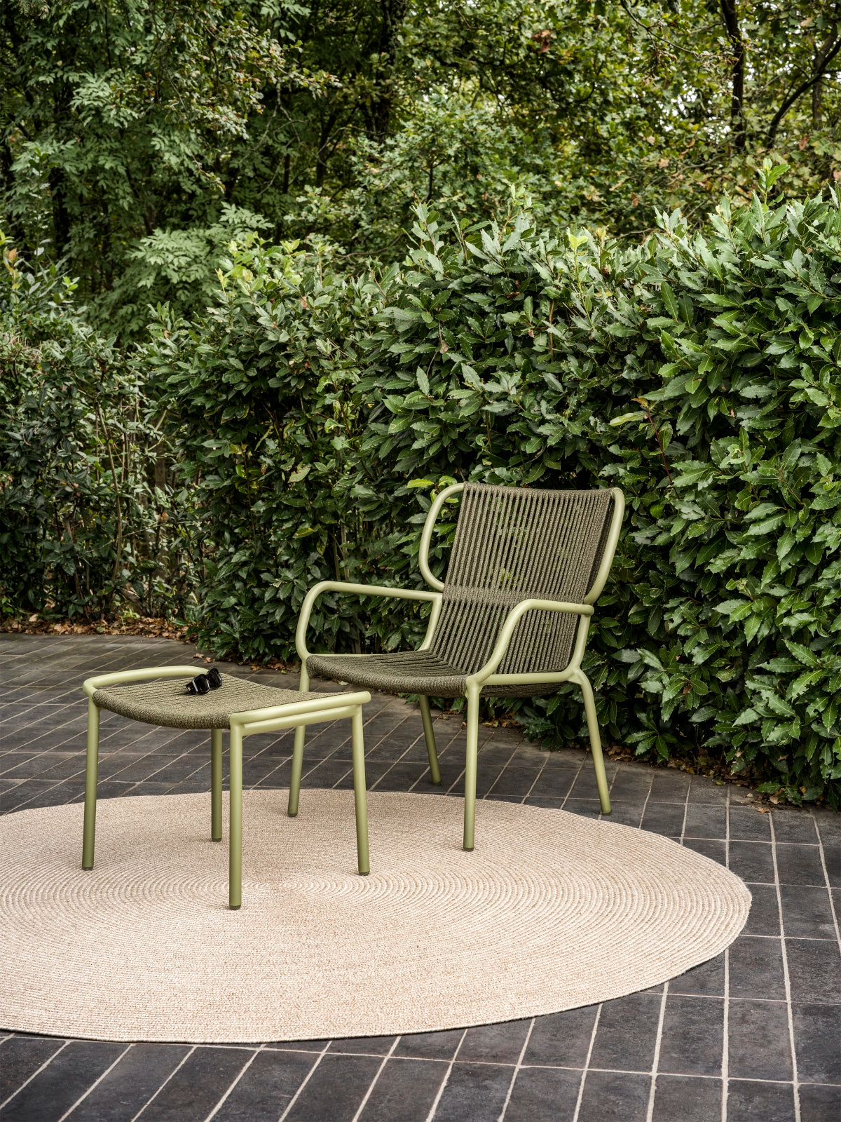 Tabouret RIBBON de Vincent Sheppard avec fauteuil de détente sur une terrasse moderne