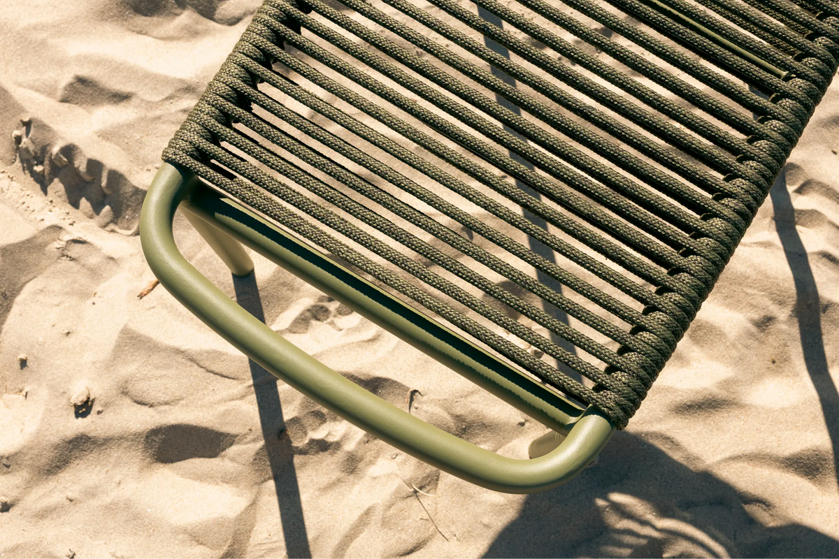 Tabouret de pied Vincent Sheppard RIBBON : détail avec corde en polypropylène et structure en aluminium