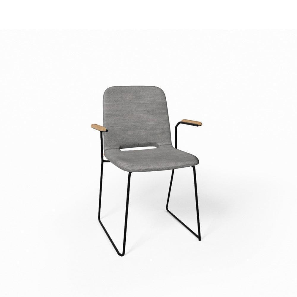 Frontansicht des Armlehnstuhls PAMP C1216 – modernes Design mit gepolsterter Lehne und schlanken Armlehnen