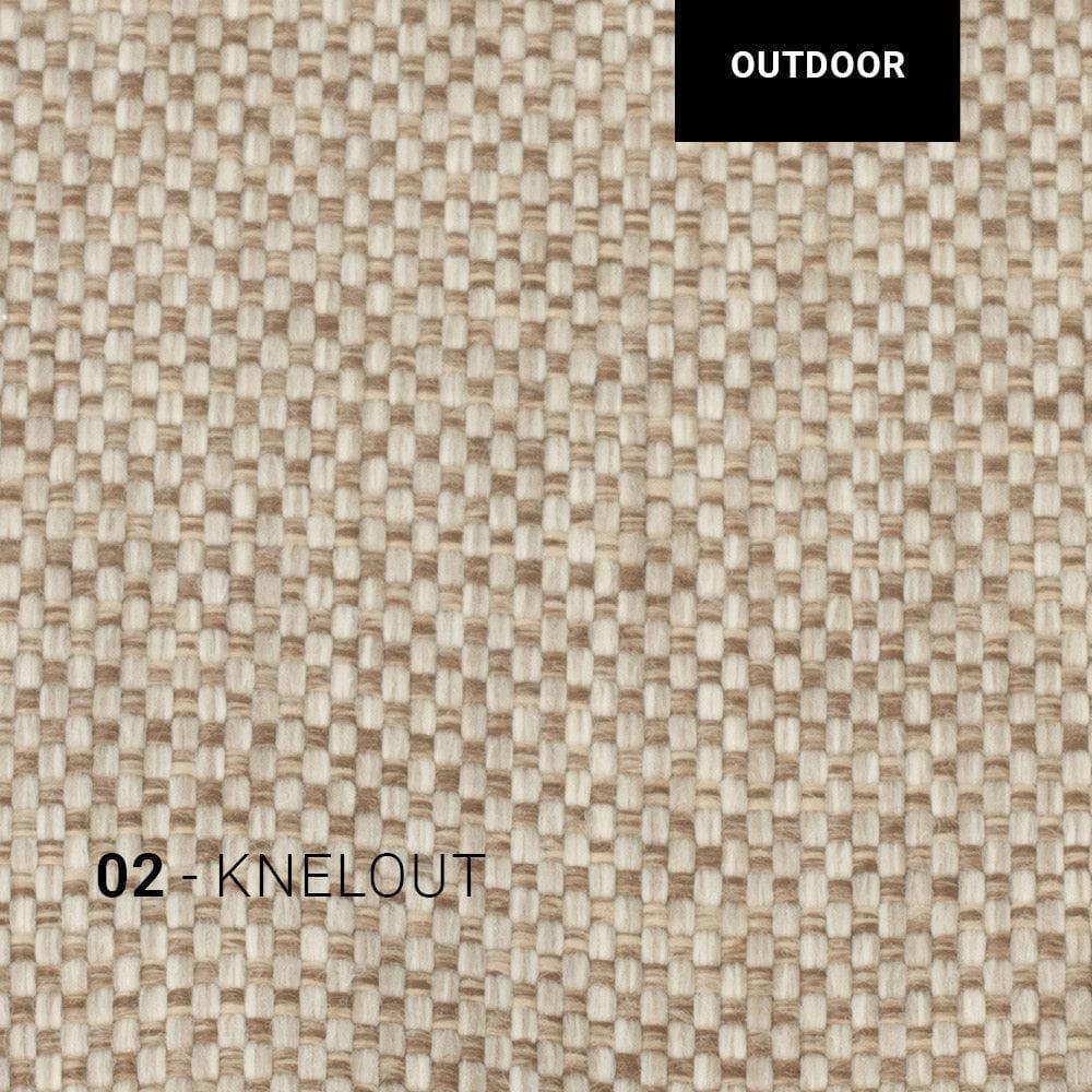 SALLY Armlehnstuhl mit Kissen in KNELOUT 02 – hellgrauer, robuster Outdoor-Stoff für moderne Terrassengestaltung