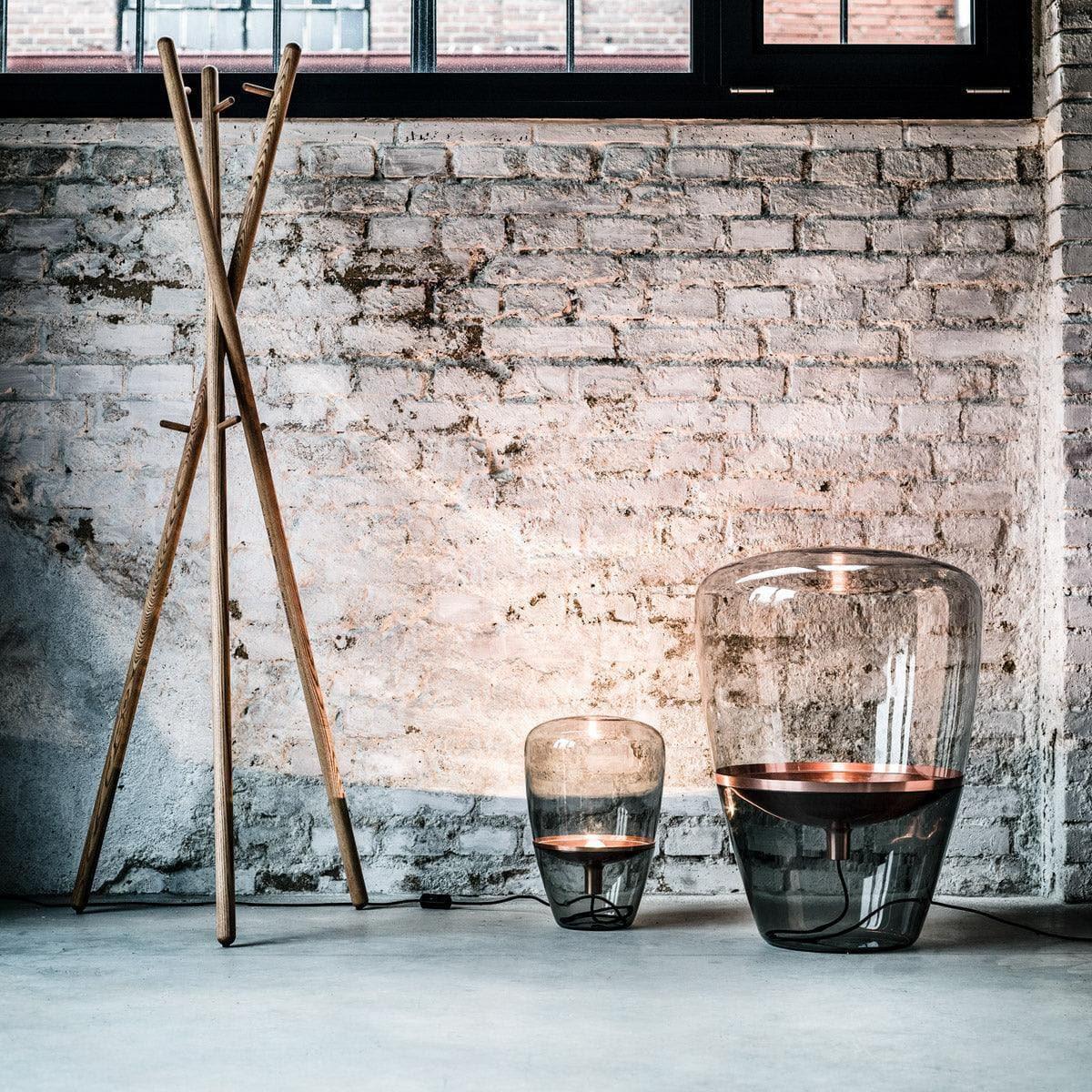 BALLOONS PC856 Stehlampen auf Betonboden vor Ziegelwand – dekoratives Lichtkonzept in reduziertem Interior-Setting