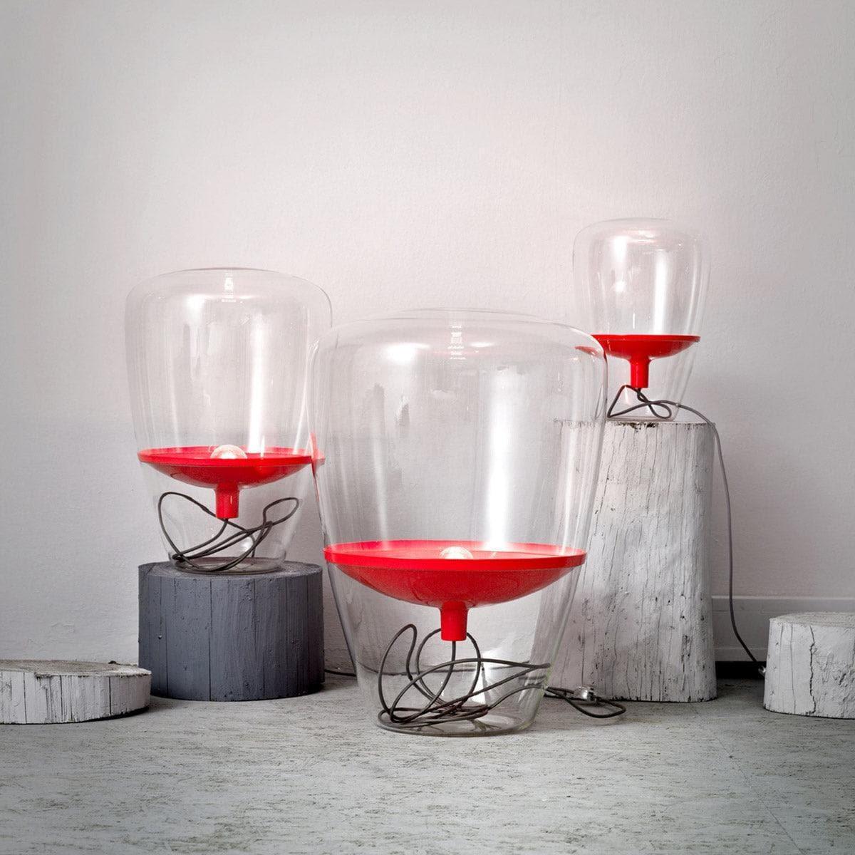 Drei BALLOONS PC858 Tischleuchten von Brokis mit rotem Reflektor – Darstellung in klein, mittel und groß für Größenvergleich