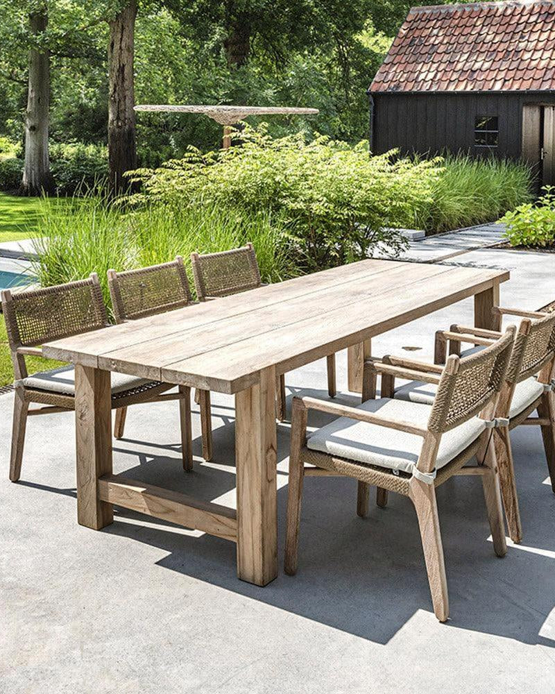 Gartenbild mit Esstisch JACOB von Gommaire – eleganter Teaktisch im Grünen, dekorativ inszeniert für natürliche und moderne Gartengestaltung