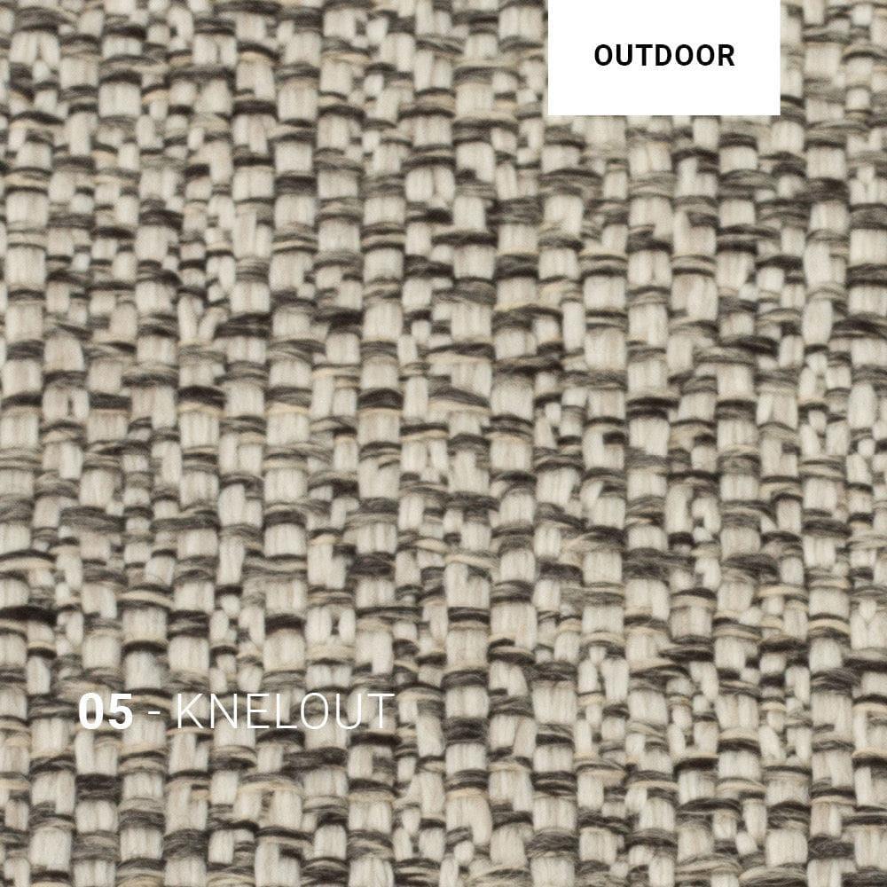 FIONA Gartenstuhl mit Kissen in KNELOUT 05 – dunkler Outdoor-Stoff mit natürlicher Struktur, wetterfest und stilvoll
