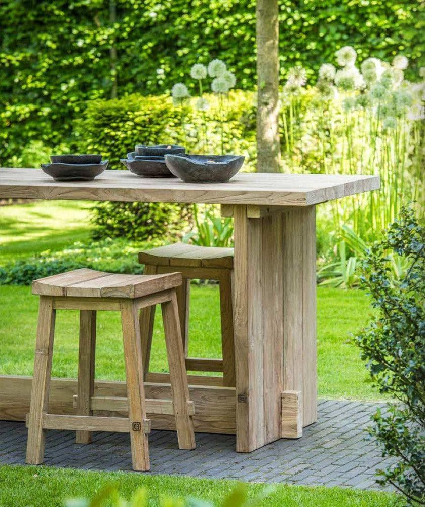 Barhocker ALEXI ohne Kissen am Bartisch – minimalistisches Outdoor-Setting von Gommaire mit natürlichen Materialien und klaren Linien
