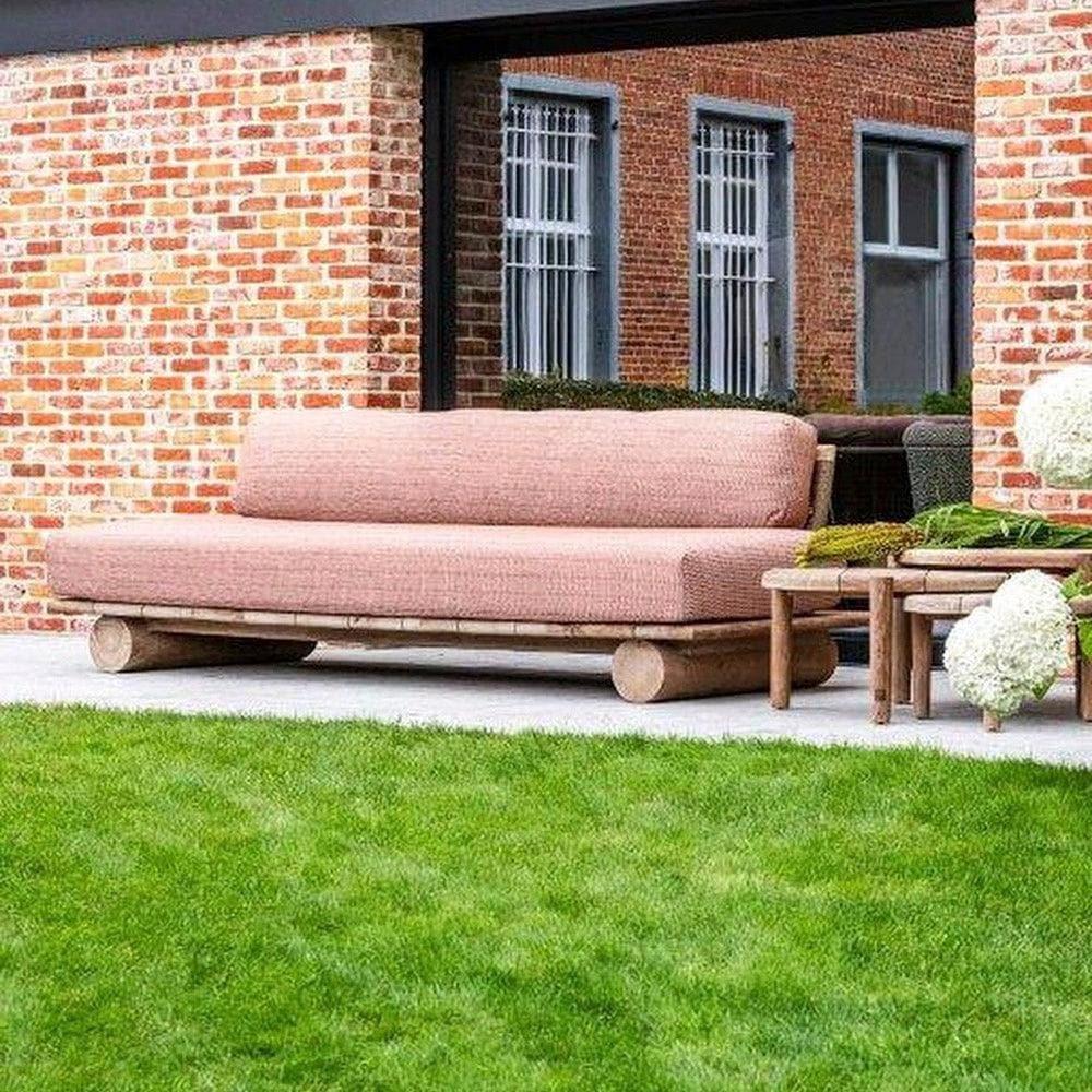 Outdoor-Sofa EDGE von Gommaire auf Terrasse – kombiniert mit Couchtisch und Lounge-Accessoires für stilvolle Gartenmöbel-Gestaltung
