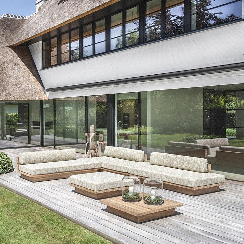 MAGNUS Gartensofa von Gommaire im Garten – stilvoll kombiniert mit Loungesessel und Teaktisch für eine natürliche, wetterfeste Outdoor-Sitzgruppe