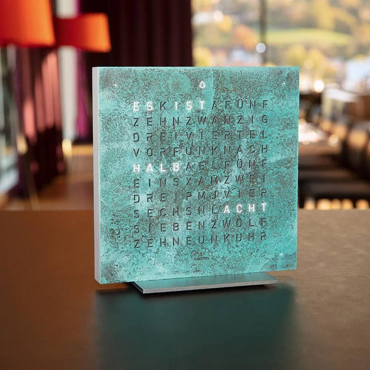 QLOCKTWO EARTH 13.5 Vintage Copper – kunstvoll gealterte Kupfer-Tischuhr, stilvoll integriert in ein hochwertiges Interieur mit modernem Charakter