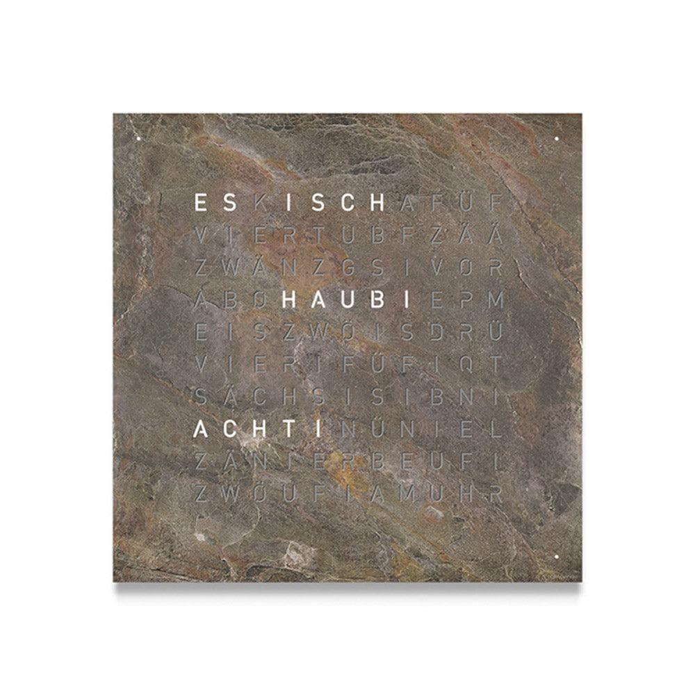 QLOCKTWO EARTH 45 Glintscape – exklusiä Wanduhr mit schimmeriger Oberfläche i de Creator’s Edition, Frontansicht mit Textbild uf Schwiizerdütsch