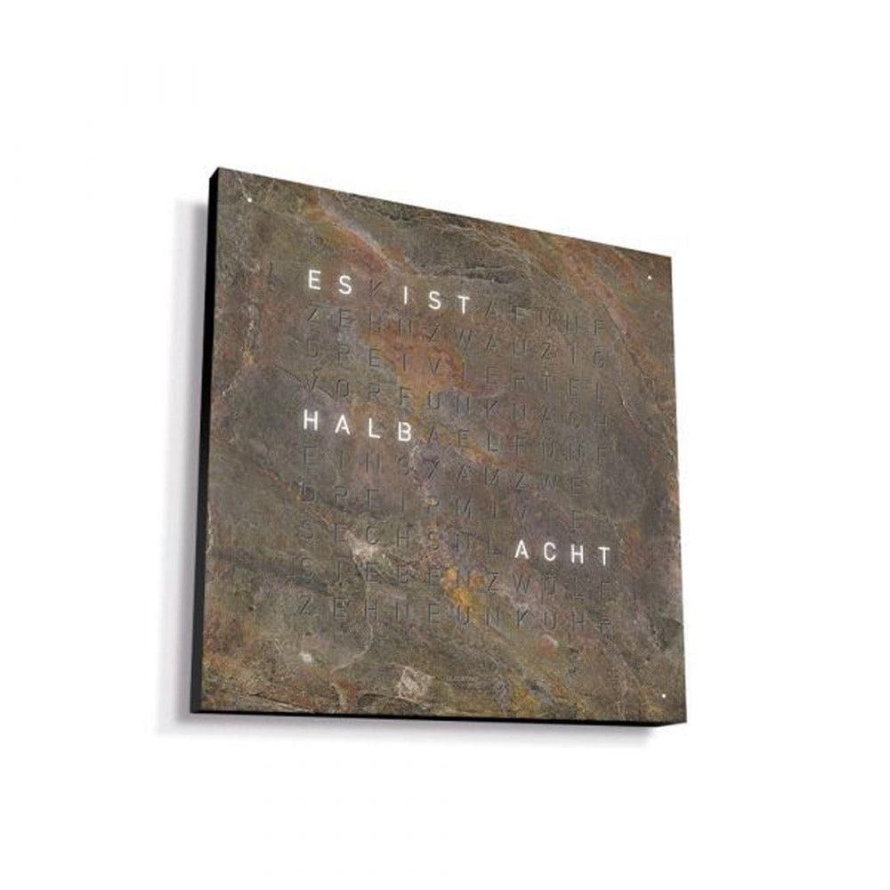 Seitenansicht der QLOCKTWO EARTH 45 Glintscape mit schwarzem Aluminiumkorpus – kunstvolles Designobjekt für moderne Interiors