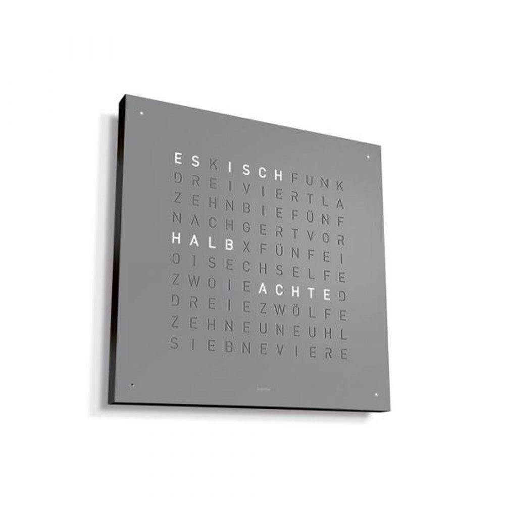 QLOCKTWO EARTH 45 Grey Pepper – Seitäblick mit schwarzem Chorpus und grauer Designerfront