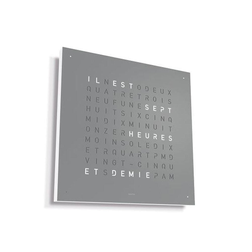 QLOCKTWO EARTH 45 Grey Pepper – vue latérale avec boîtier blanc et façade acier gris poivre