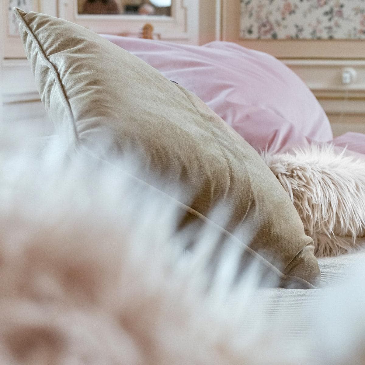 Vetsak BIG PILLOW aus Cord Velours auf modularem Sofa im Wohnzimmer – gemütliche Loungeszene mit natürlicher Farbgestaltung