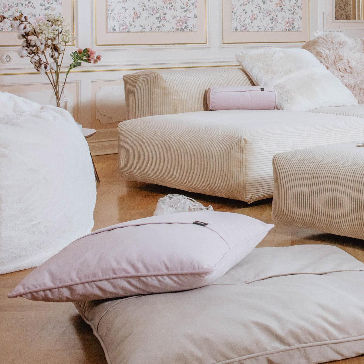 JUMBO PILLOW Kissen von Vetsak – großes Designkissen in moderner Sofaecke mit Cord Velours-Textur und neutralem Farbschema