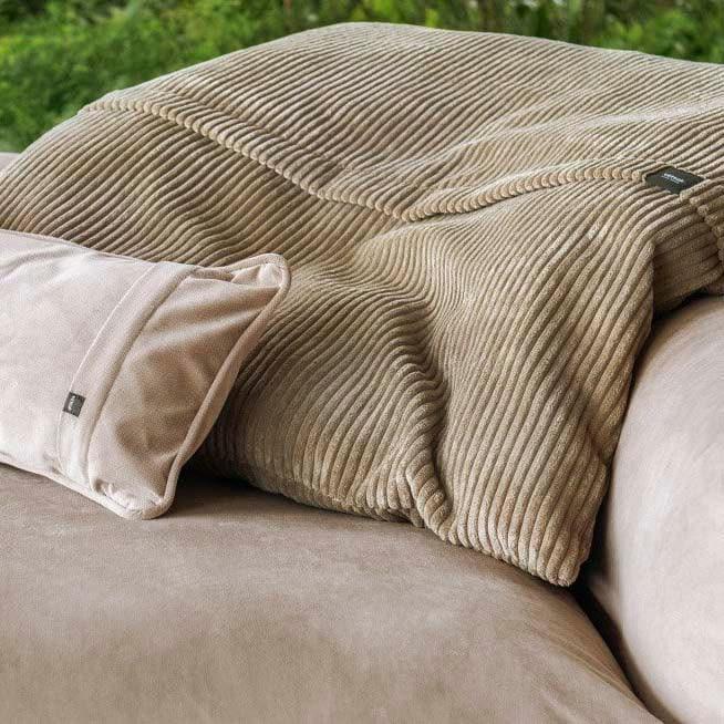 Großes Vetsak Sofakissen JUMBO PILLOW in Light Grey – Einrichtung im skandinavischen Stil mit hellen Holzmöbeln und weicher Textilästhetik